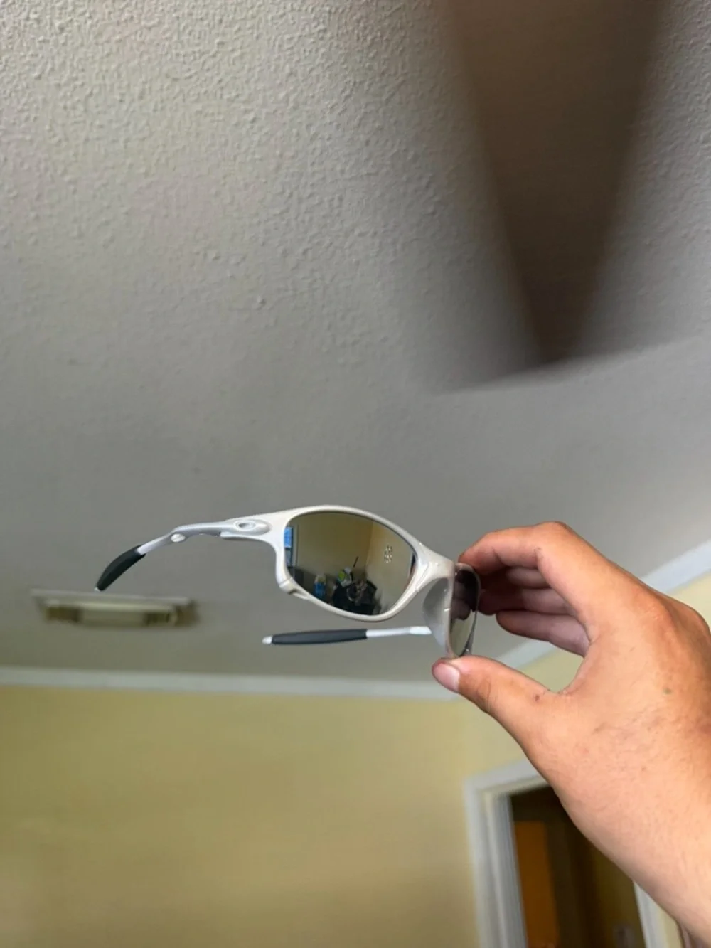 Oakley White Frame Sunglasses with Mirrored Lenses oak